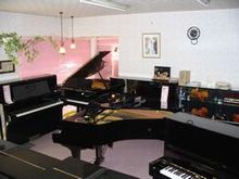 つちえ楽器店内